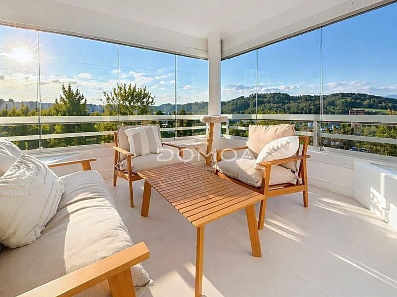 Attique 4,5 pièces rénové avec grande terrasse - Luminosité, cachet et confort ! (2)