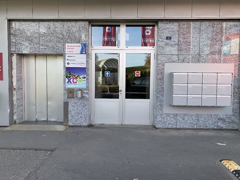 Geräumiges und helles Lokal an der Warpelstrasse in Düdingen (2)