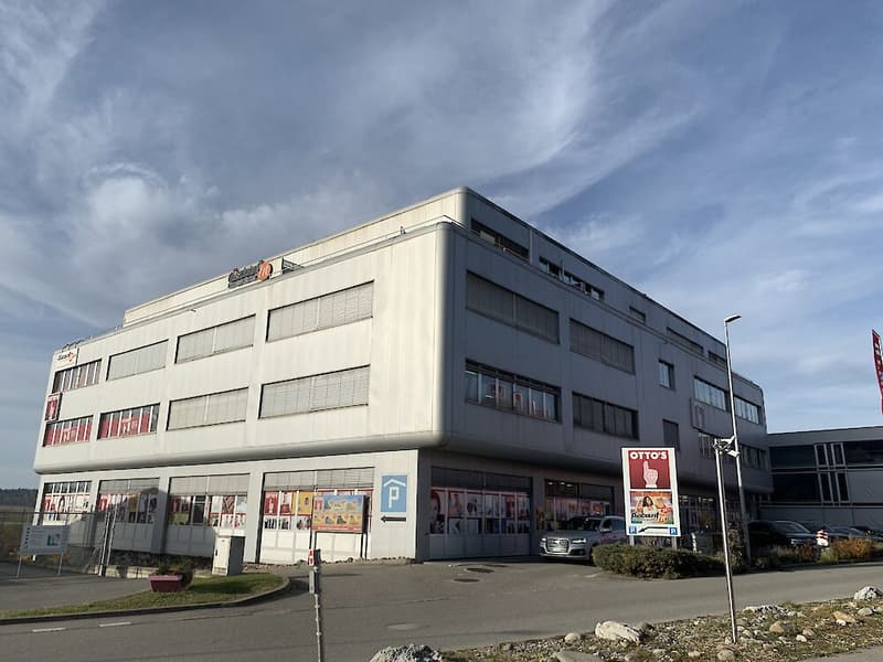 Geräumiges und helles Lokal an der Warpelstrasse in Düdingen (1)