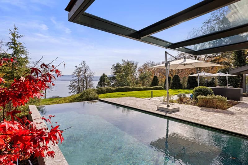 Exceptional property with waterfront location (2)