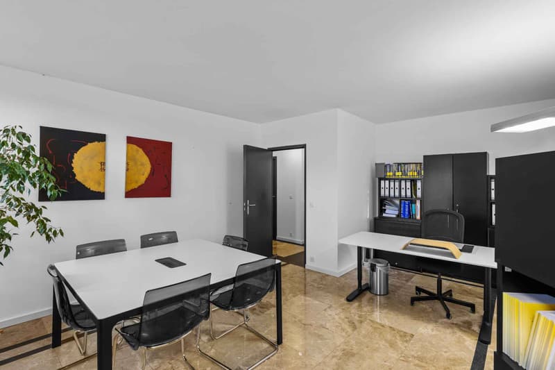 Ideally located office: 98 m² with included parking space (5)