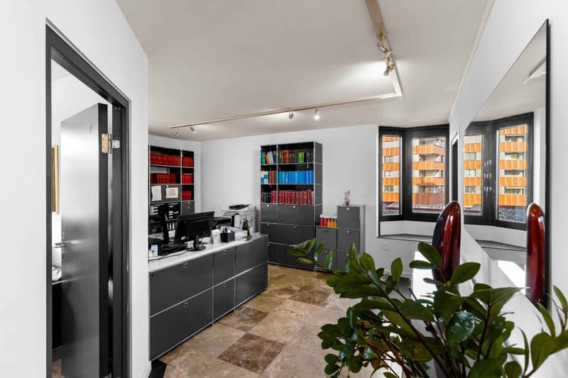 Ideally located office: 98 m² with included parking space (7)