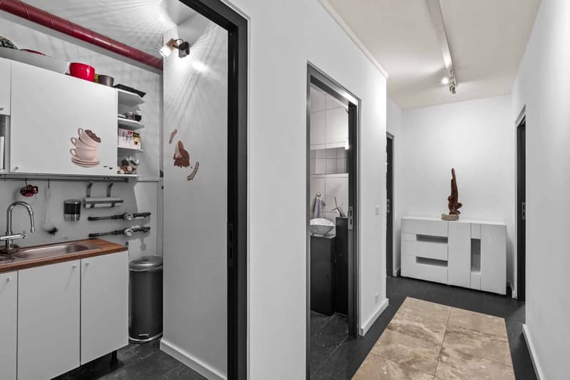 Ideally located office: 98 m² with included parking space (9)