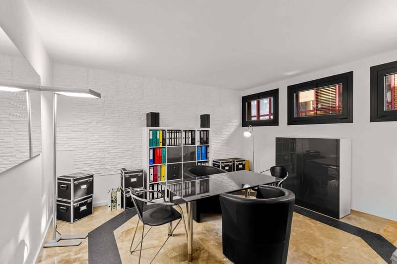 Ideally located office: 98 m² with included parking space (6)