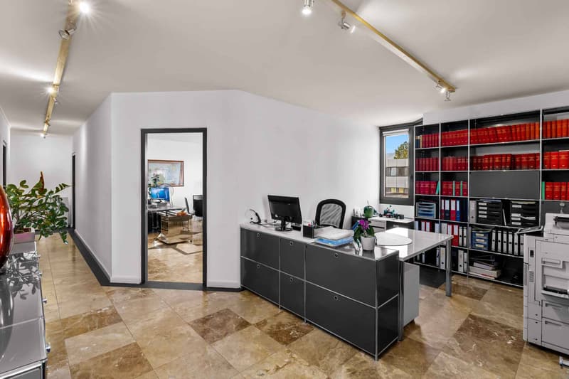 Ideally located office: 98 m² with included parking space (3)