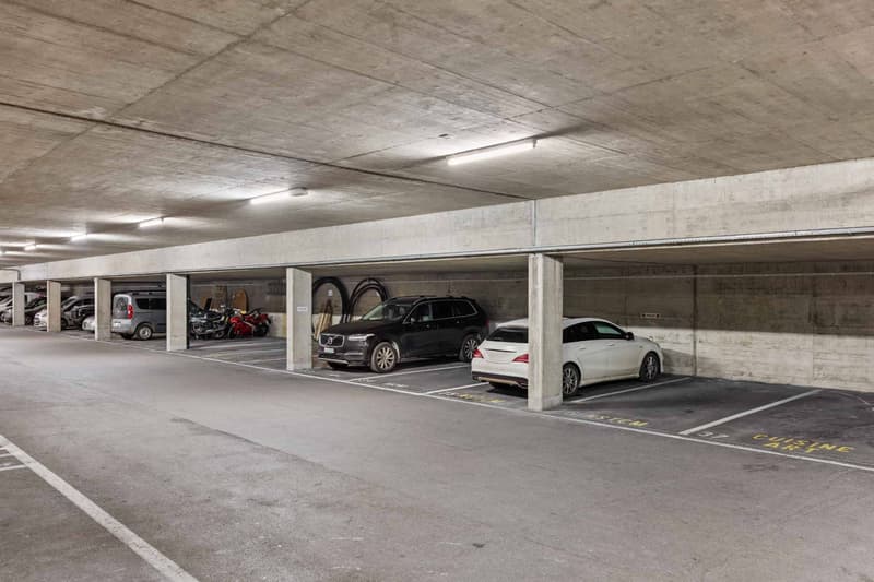 Ideally located office: 98 m² with included parking space (10)