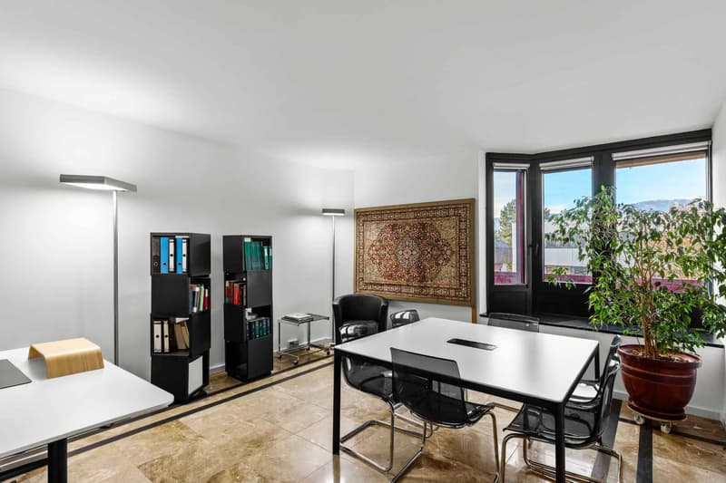 Ideally located office: 98 m² with included parking space (4)