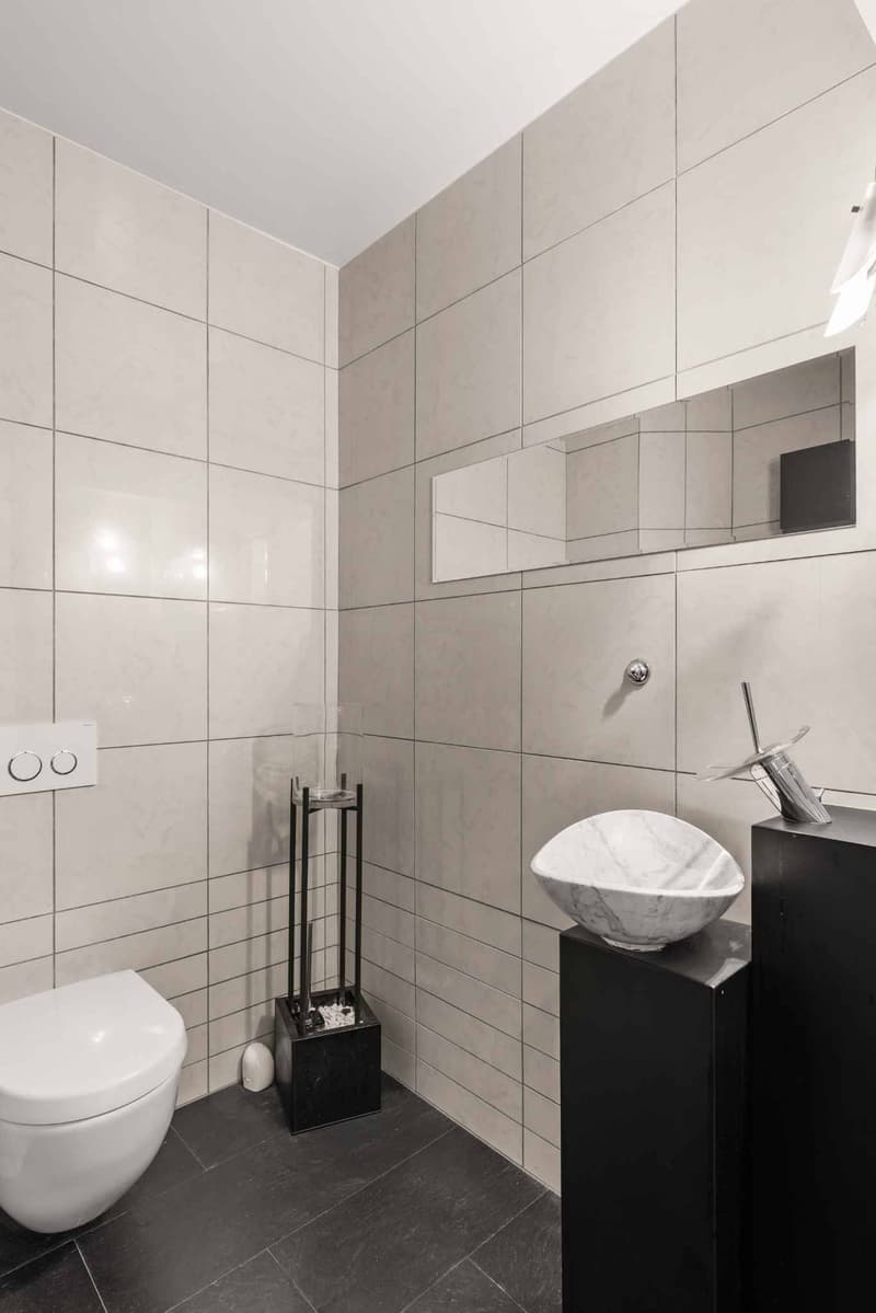 Ideally located office: 98 m² with included parking space (8)