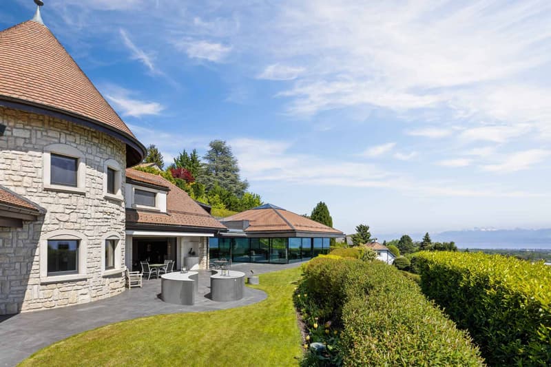 Propriété d'exception avec piscine intérieure et vue sur le lac Léman (8)