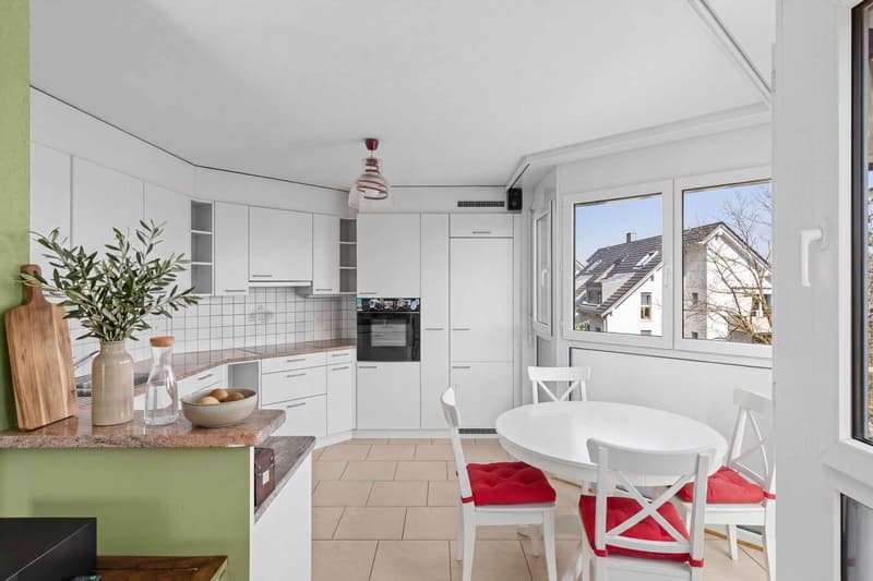 Beautiful family-friendly and bright apartment in the center of Gland with 4 bedrooms (9)