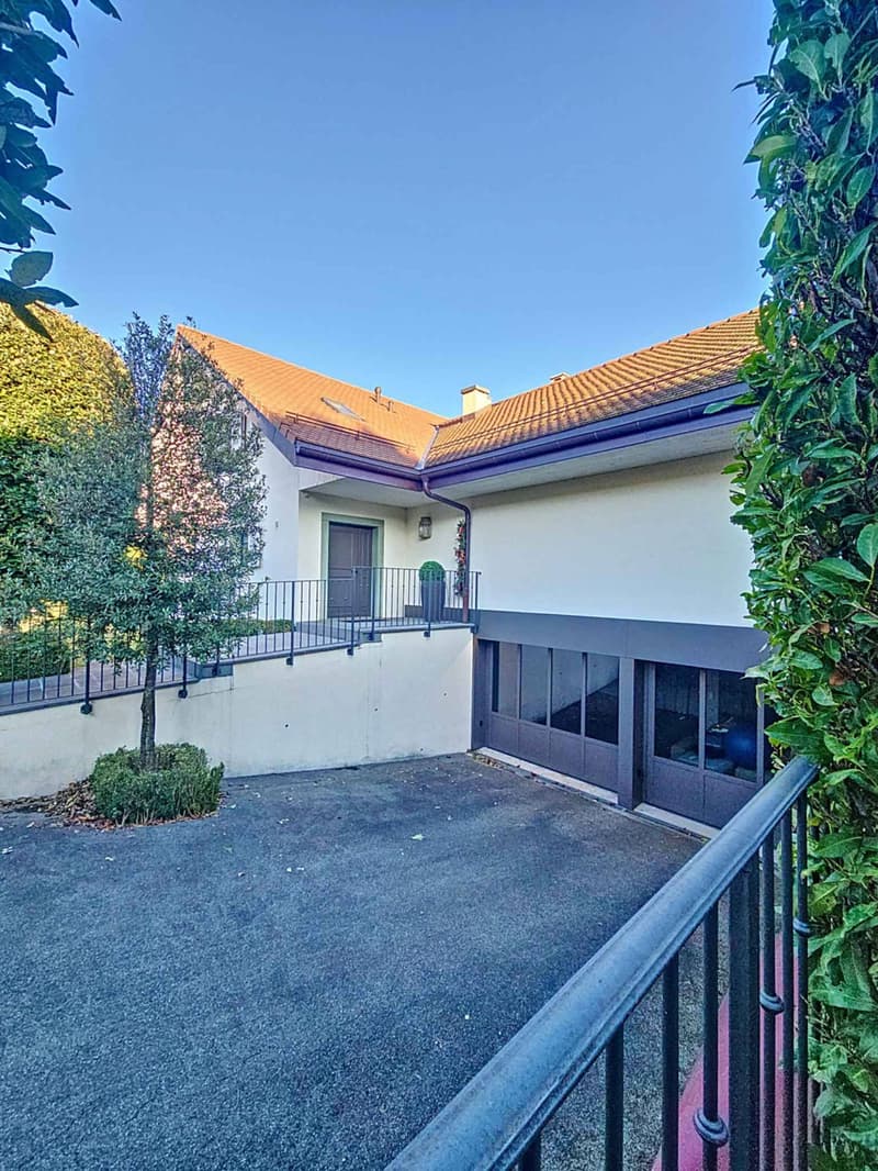 Elegant house with private garden in the heart of Terre-Sainte (12)