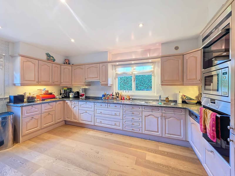 Elegant house with private garden in the heart of Terre-Sainte (6)