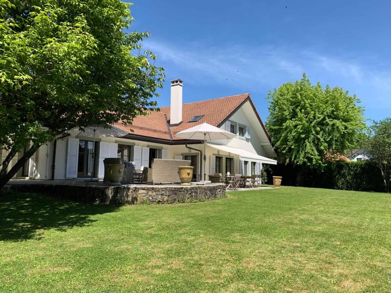 Elegant house with private garden in the heart of Terre-Sainte (1)