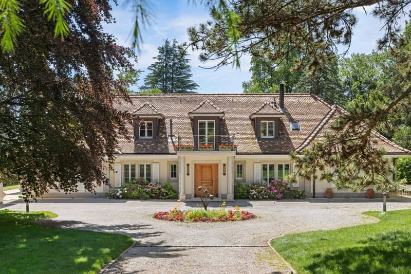 Exceptional estate on the first line of the lake (6)