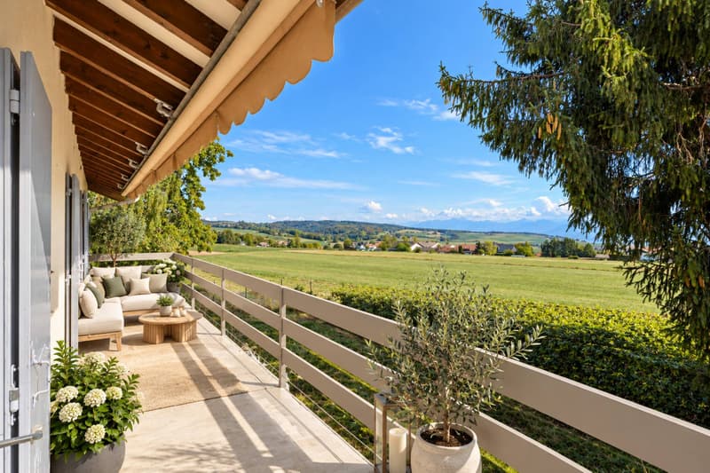 Villa à réinventer face au lac et aux montagnes (1)