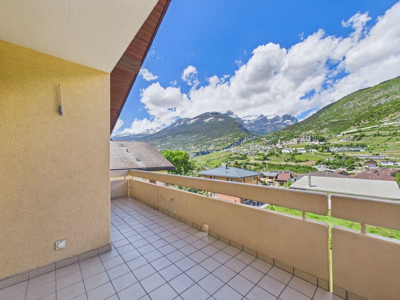 Living with a view - Spacious 6-room duplex attic apartment in Susten (2)