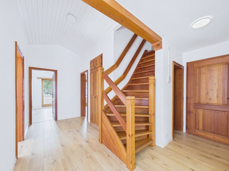 Living with a view - Spacious 6-room duplex attic apartment in Susten (4)