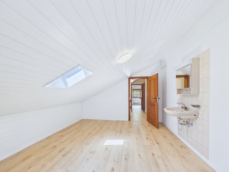 Living with a view - Spacious 6-room duplex attic apartment in Susten (8)