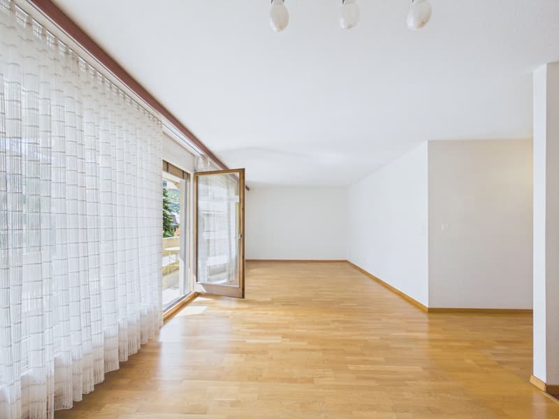 Bright and spacious 4.5-room apartment with balcony in the heart of Visp (3)