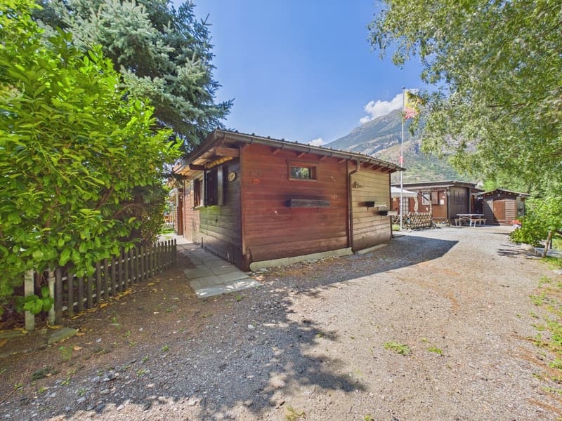 Chalet di campeggio accogliente e resistente all'inverno, situato in una posizione tranquilla vicino a un ruscello (2)