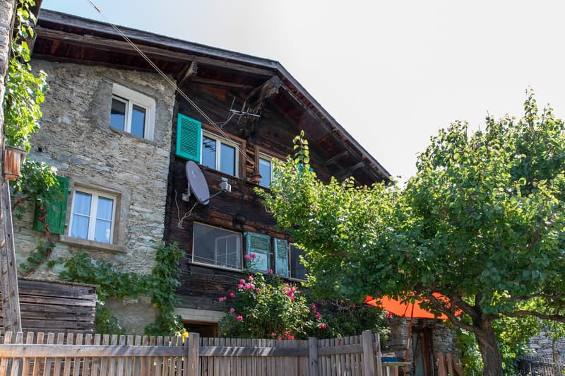 3.5-Zimmer-Wohnung in Hohtenn – Historischer Charme mit eigenem Garten (1)
