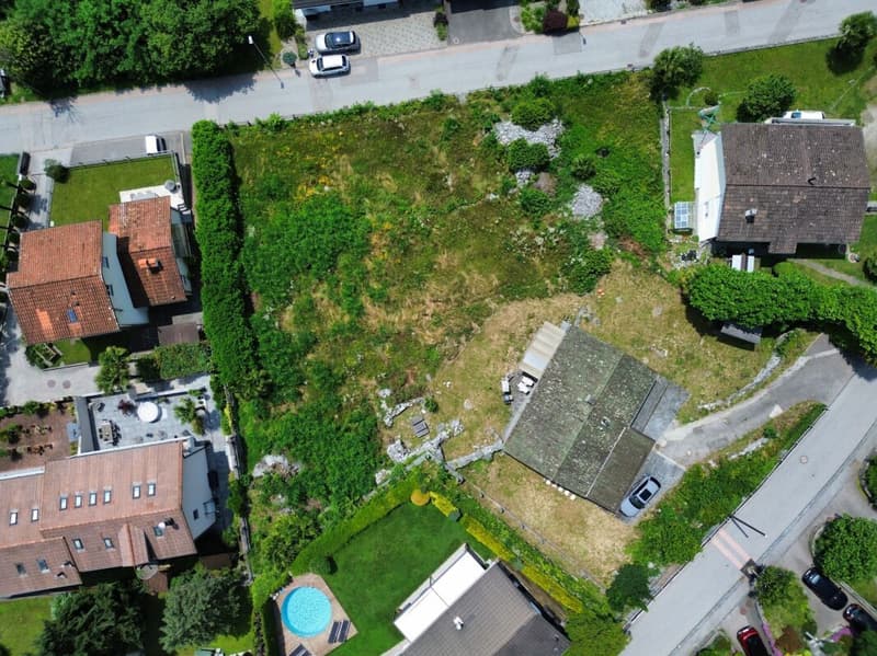 Terreno edificabile di 2'254 m2 in zona tranquilla, con casa da riattare (1)