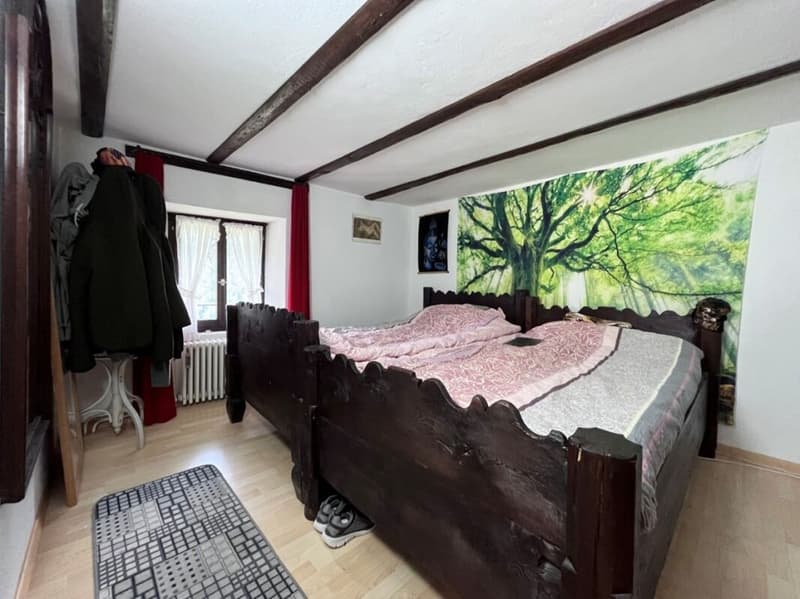 Renovierte 3 ½ Zimmer Wohnung, im historischer Kern, mit Bauland, mit Pergola (1)