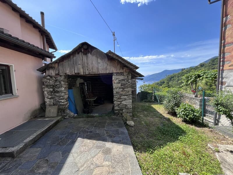 Rustico/stalla con giardino e due locali extra con bella vista lago (2)