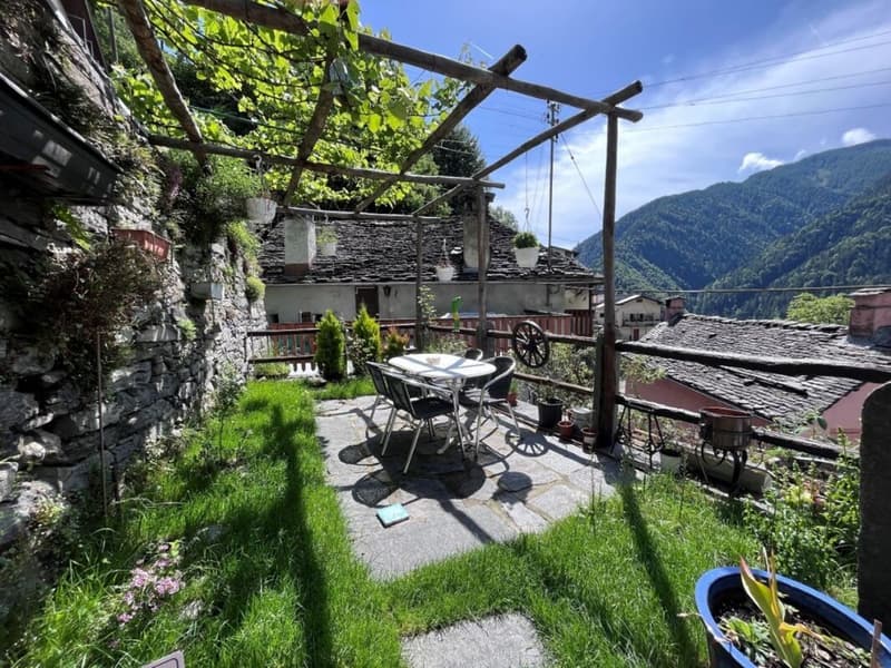 Renovierte Haus mit Drei 3 ½ Zimmer Wohnungen mit Bauland (2)