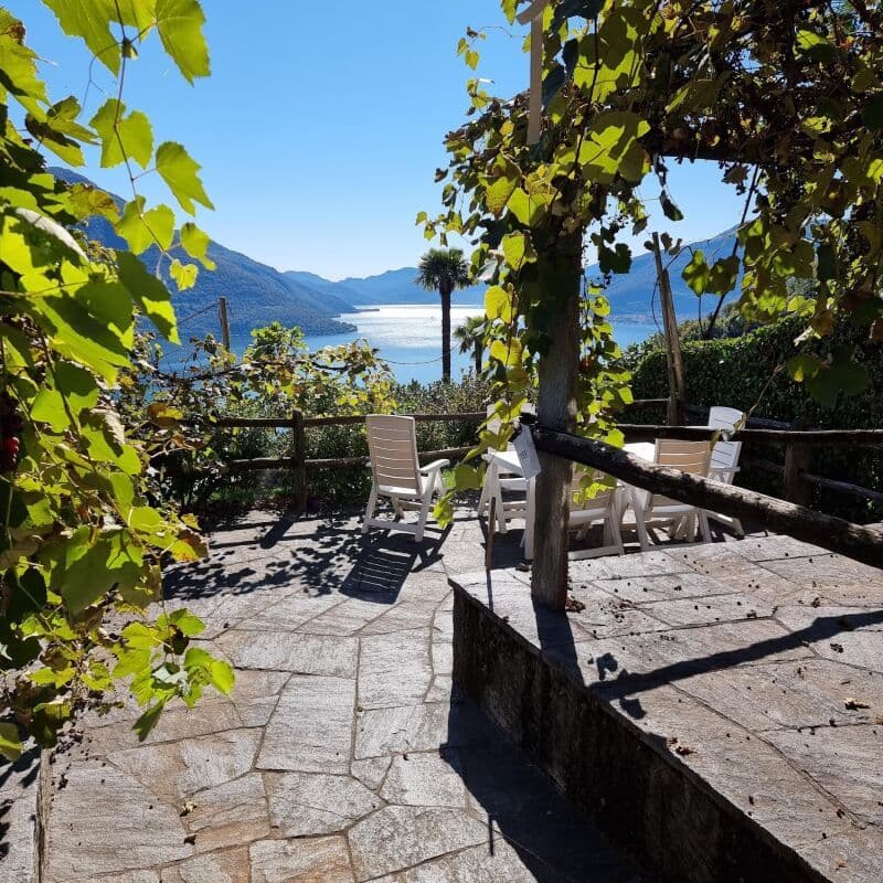 Grande monolocale con giardino, 1 posteggio e bellissima vista lago (2)
