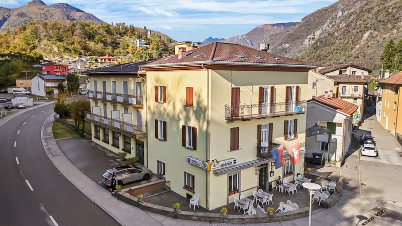 Hôtel historique avec restaurant, grotto et terrain à bâtir – une occasion rare au cœur du Tessin (1)