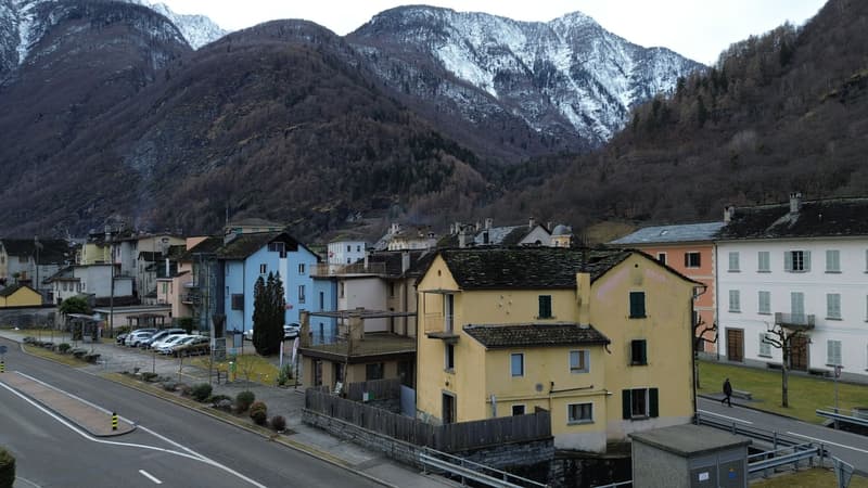 Renovated multi-family house with 3 apartments in the center of Cevio (2)