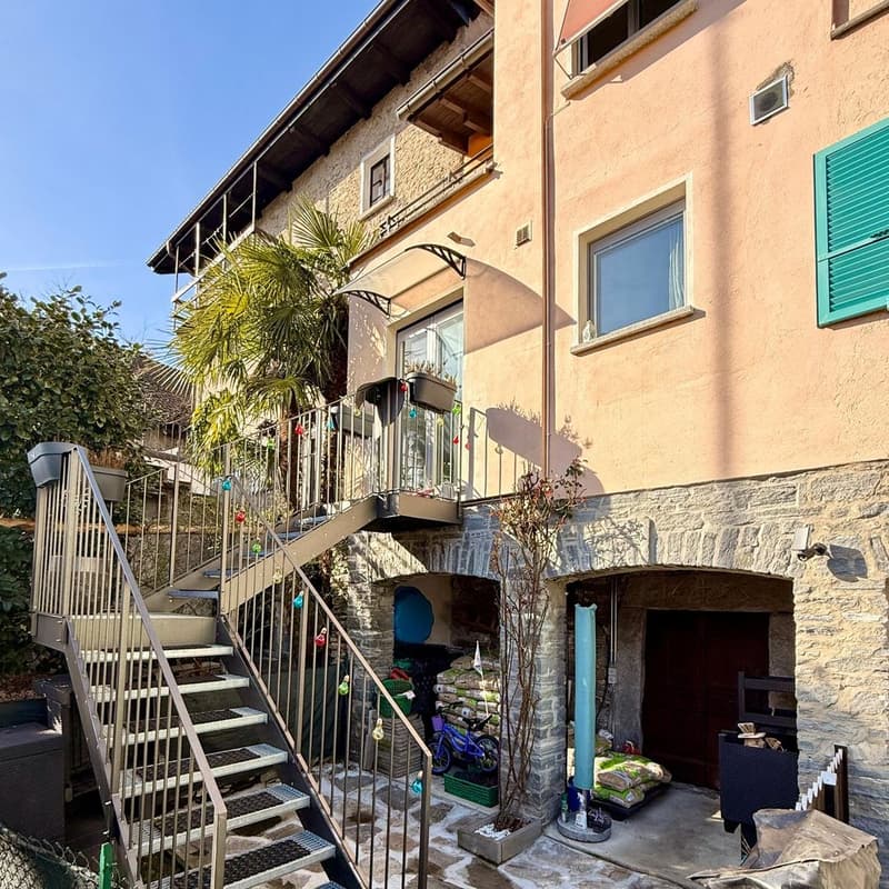 Casa a schiera ristrutturata di 3.5 locali con camino, balcone e patio privato (10)