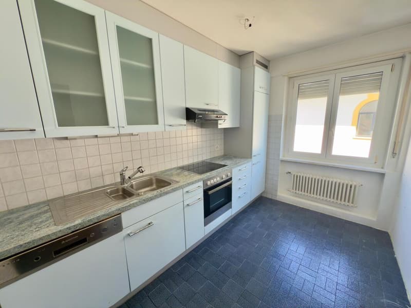 Sehr helle 4.5-Zimmer-Wohnung mit Traumblick, Aufzug und Balkon. (2)