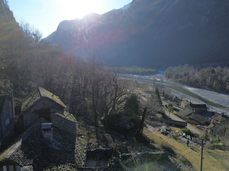 Rustic with a view over the Maggiatal – An authentic Ticino refuge with great potential (9)