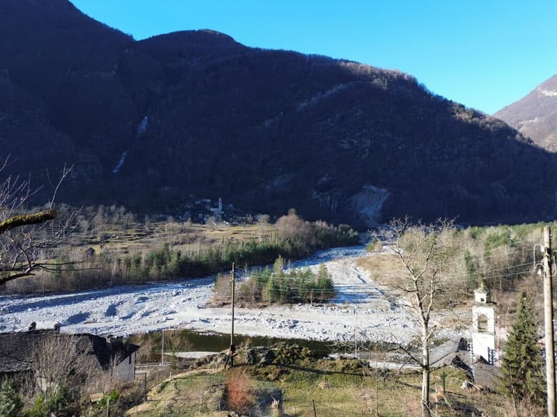 Rustic with a view over the Maggiatal – An authentic Ticino refuge with great potential (11)