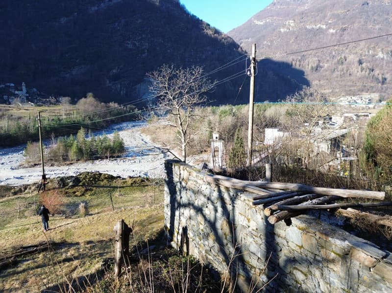 Rustic with a view over the Maggiatal – An authentic Ticino refuge with great potential (10)