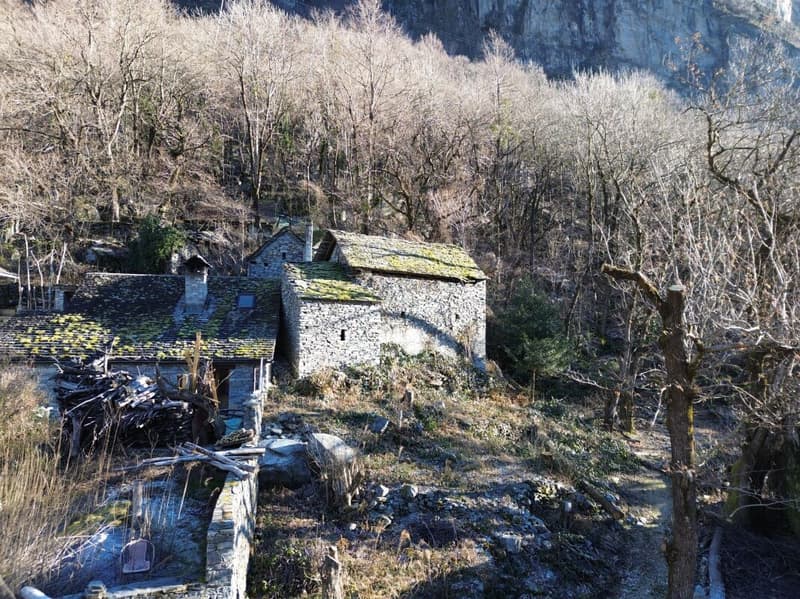 Rustic with a view over the Maggiatal – An authentic Ticino refuge with great potential (5)