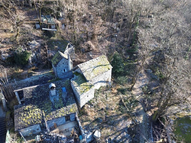 Rustic with a view over the Maggiatal – An authentic Ticino refuge with great potential (6)