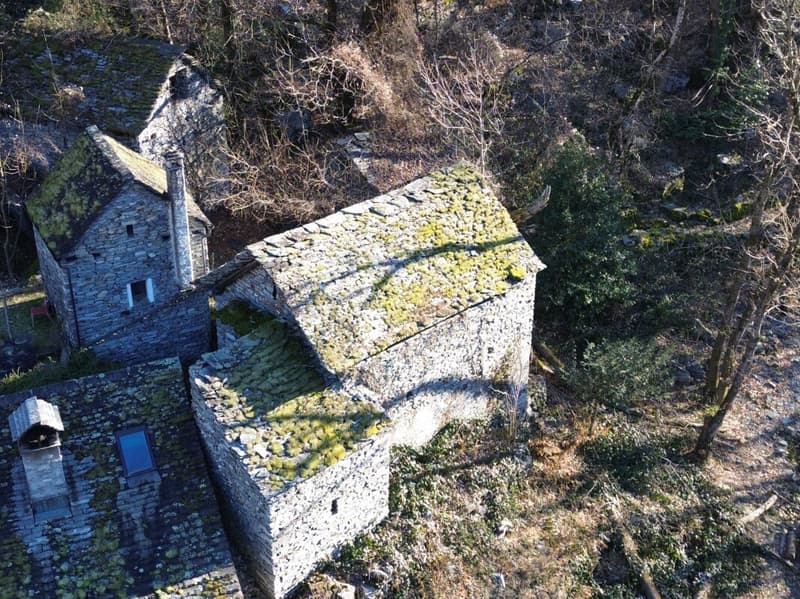 Rustic with a view over the Maggiatal – An authentic Ticino refuge with great potential (7)