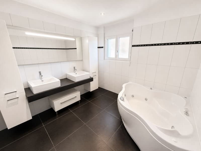 Maison à plusieurs familles avec grand potentiel et terrain constructible inclus (7)