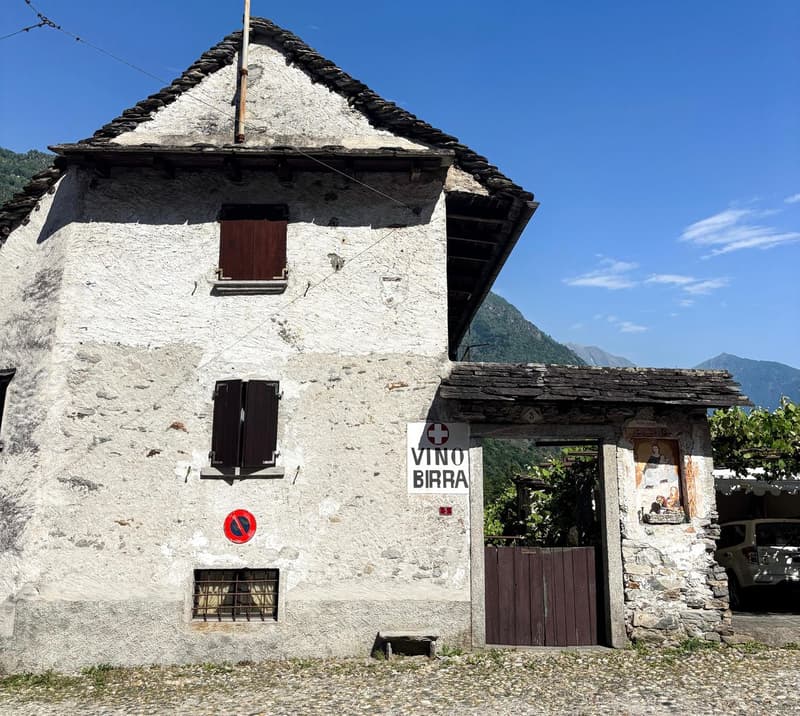 Charming little house in the historic village center of Lodano (9)