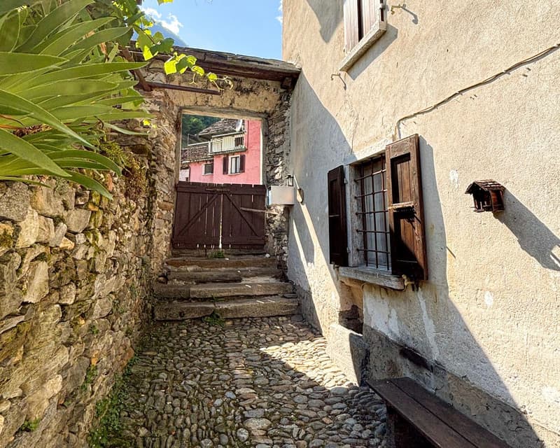Charming little house in the historic village center of Lodano (1)