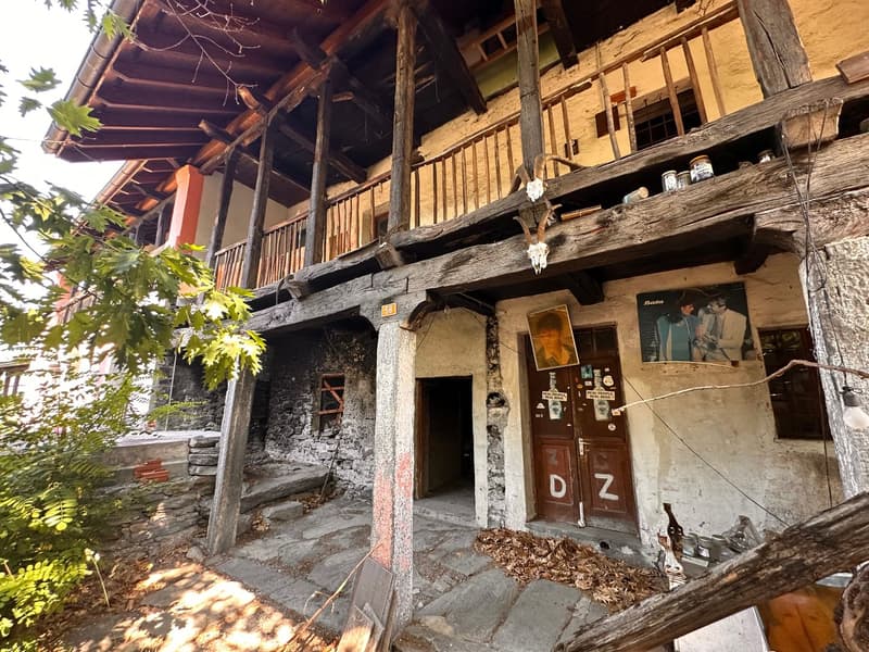 Zwei historische Gebäude mit privatem Innenhof im Herzen von Gordevio (2)