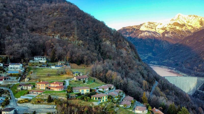 Terrain à bâtir avec vue sur les montagnes (2)