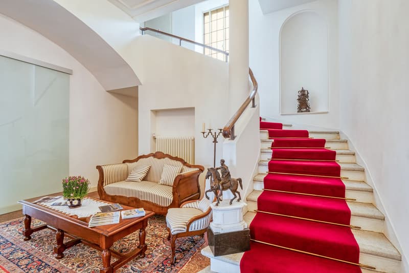 Prestigioso pian terreno nella storica Villa Sciaroni (7)