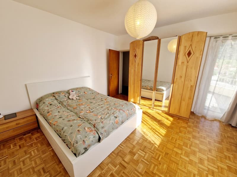 5,5-Zimmer-Wohnung 1. Stock, mit überdachtem Parkplatz und Terrasse In einer Zweifamilienhaus (4)