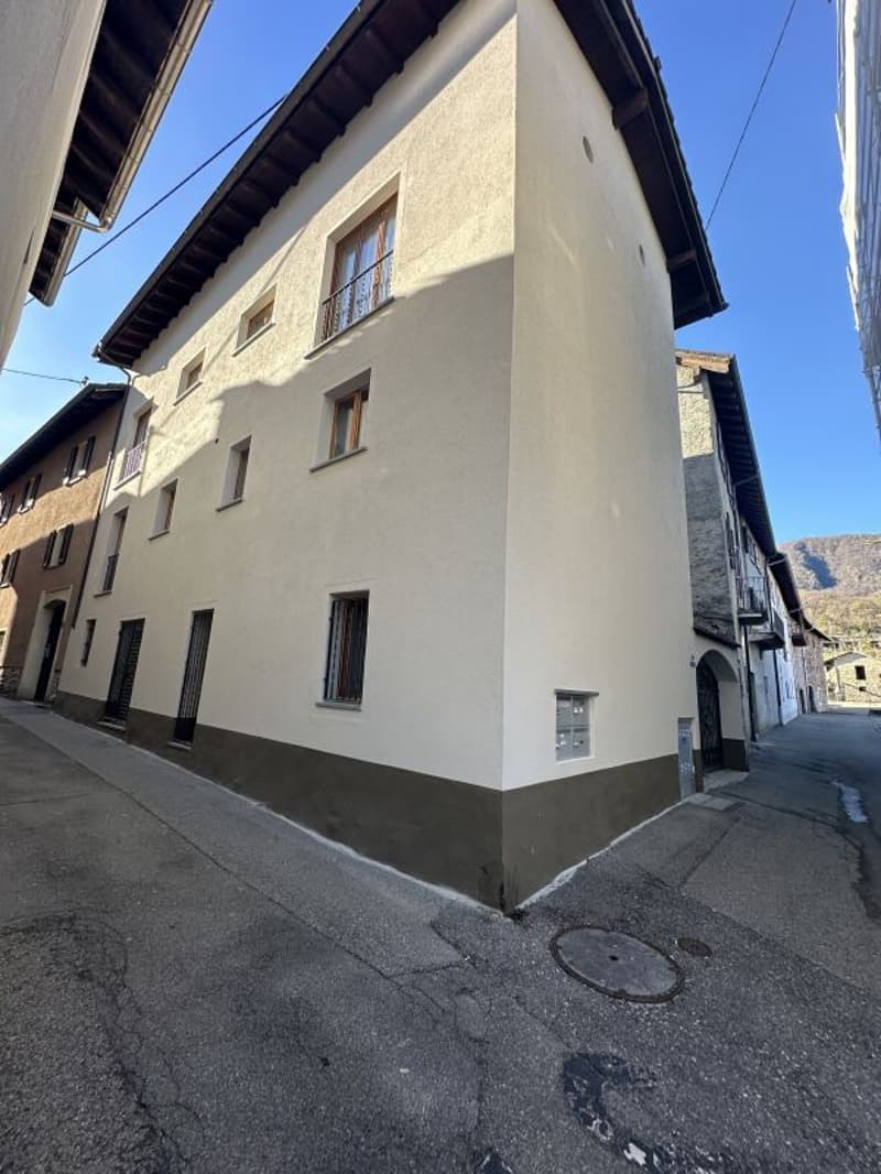 Living with charm in the historic village center of Losone – 2.5-room apartment with private inner courtyard and parking space (2)