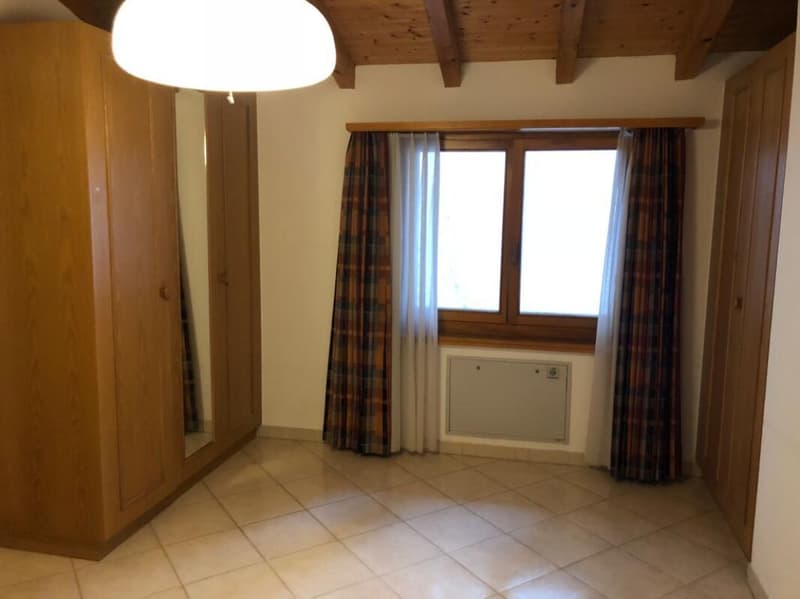 Historic charm meets modern living comfort – 3.5-room apartment with private parking in the heart of Losone (8)