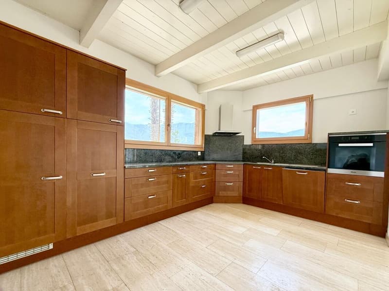 Zweifamilienhaus mit 5.5-Zimmer-Wohnung + 2-Zimmer-Wohnung, grossem Privatgrundstück, 4 Parkplätzen und Solarpanels (11)